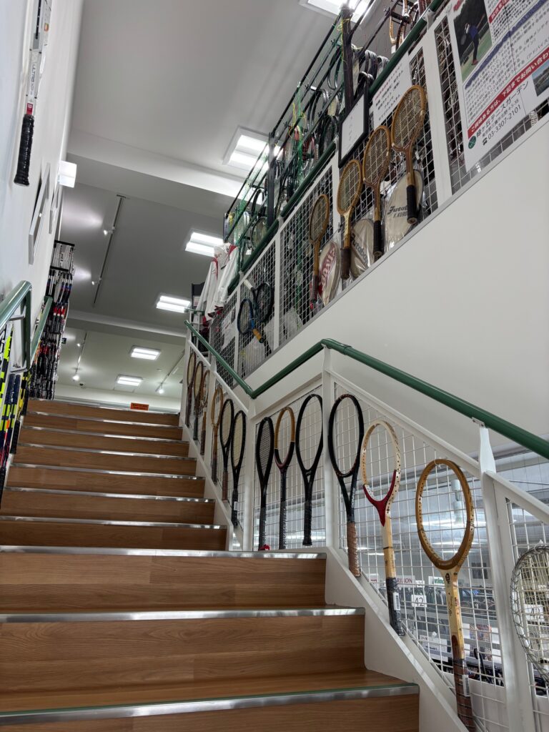 🎾グランドスラムの季節に懐かしの一本を！限定・中古ラケットが揃う「テニスサポートセンター緑ヶ丘店」
